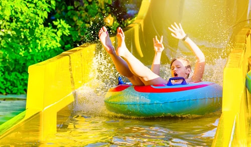 garcon-s-amusant-toboggan-jaune-dans-parc-aquatique-vacances-ete